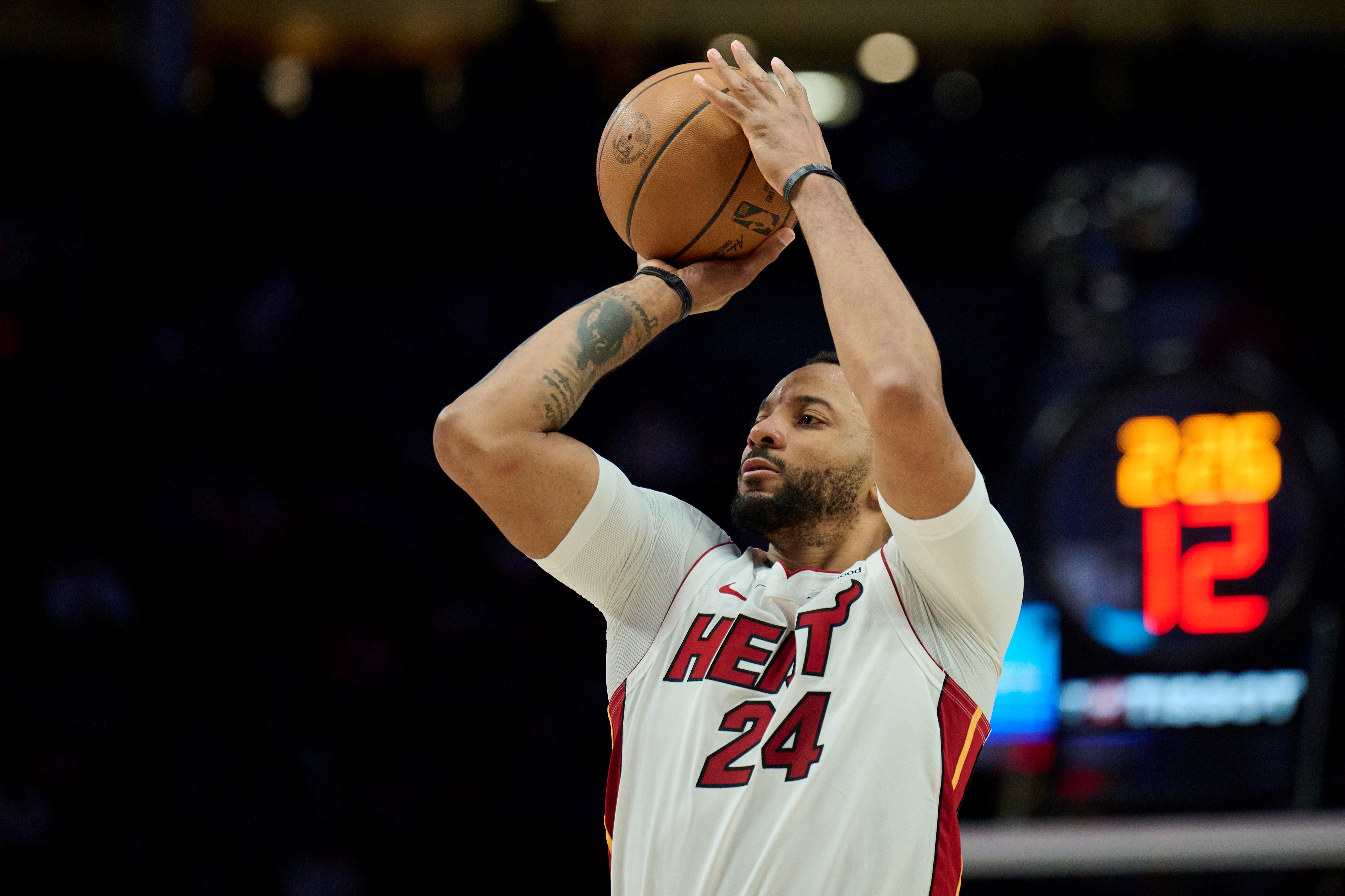 jiuyou-板凳发力！诺曼·鲍威尔替补17中8砍下25分 三分7中3